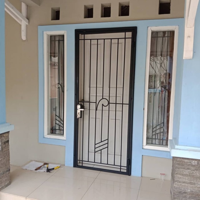 Pintu besi